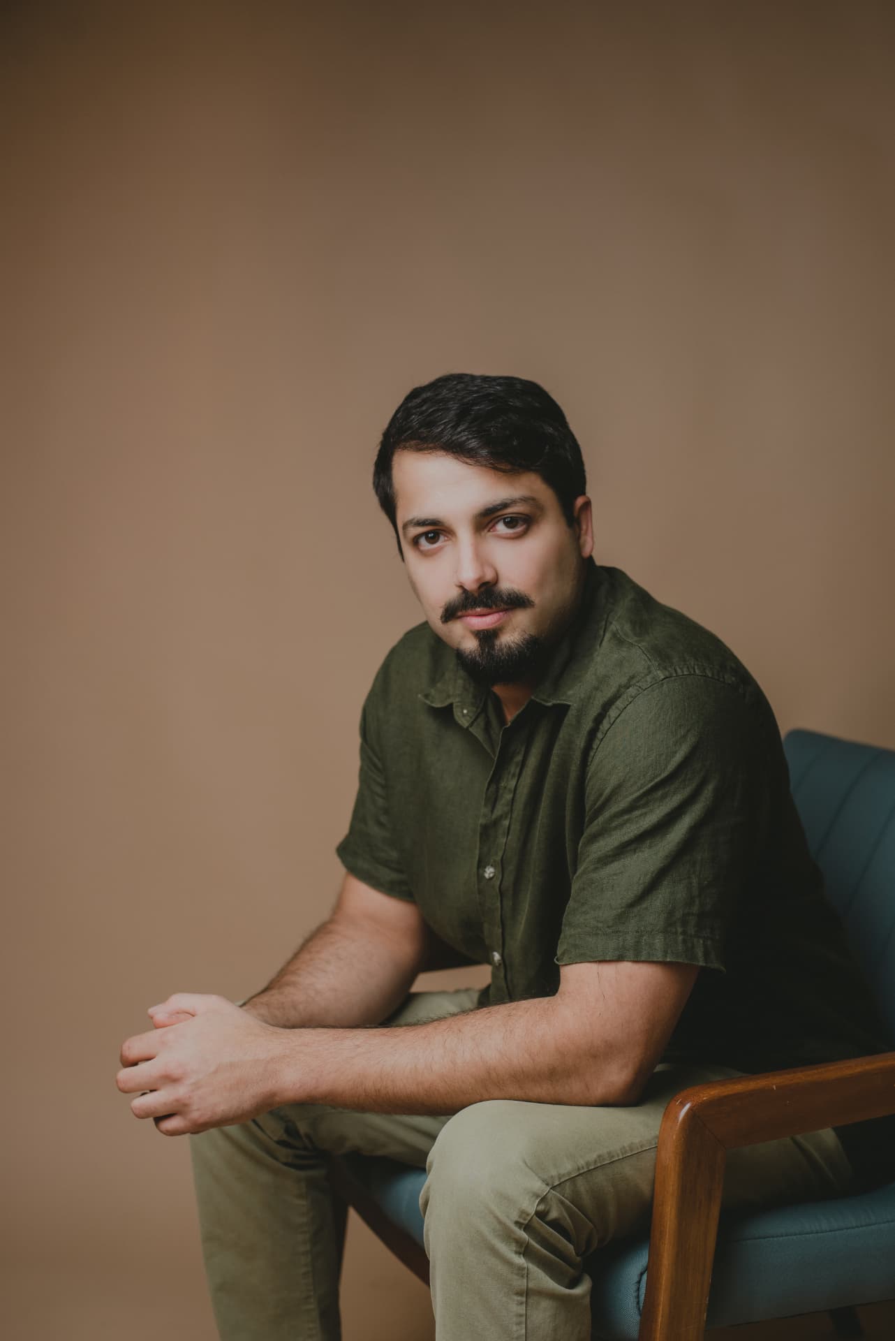 Dr. Matheus Barreto Alcoforado sentado em poltrona